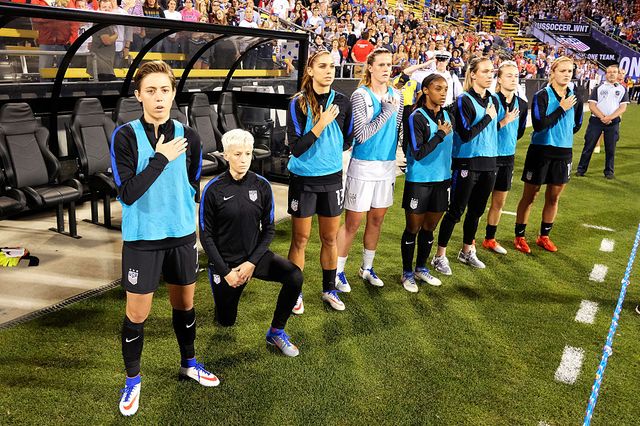 Megan Rapinoe, genou à terre, avec l'équipe américaine de foot avant une rencontre face à la Thaïlande en 2016 dans l'Ohio