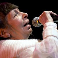 Brigitte Fontaine, chanteuse, auteur et compositrice, le 27 janvier 2007 à Angoulême lors d'un concert durant le 34e Festival international de la bande dessinée.