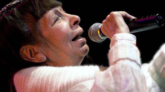 Brigitte Fontaine, chanteuse, auteur et compositrice, le 27 janvier 2007 à Angoulême lors d'un concert durant le 34e Festival international de la bande dessinée. ©AFP - PIERRE ANDRIEU