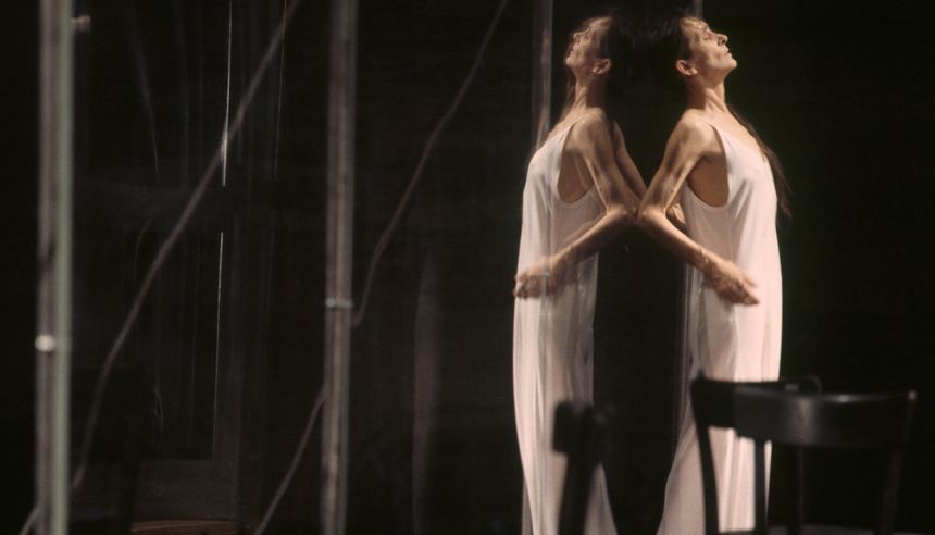 Pina Bausch danse dans "Cafe Muller", au Festival d'Avignon de 1995.