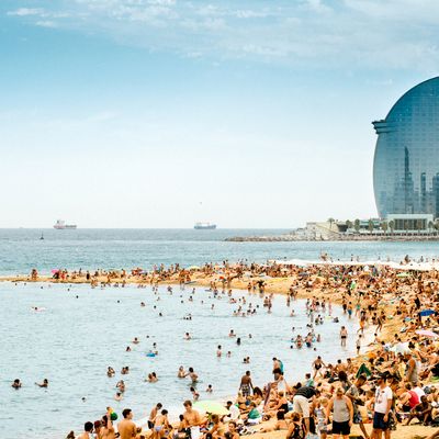 Une plage de Barcelone envahie