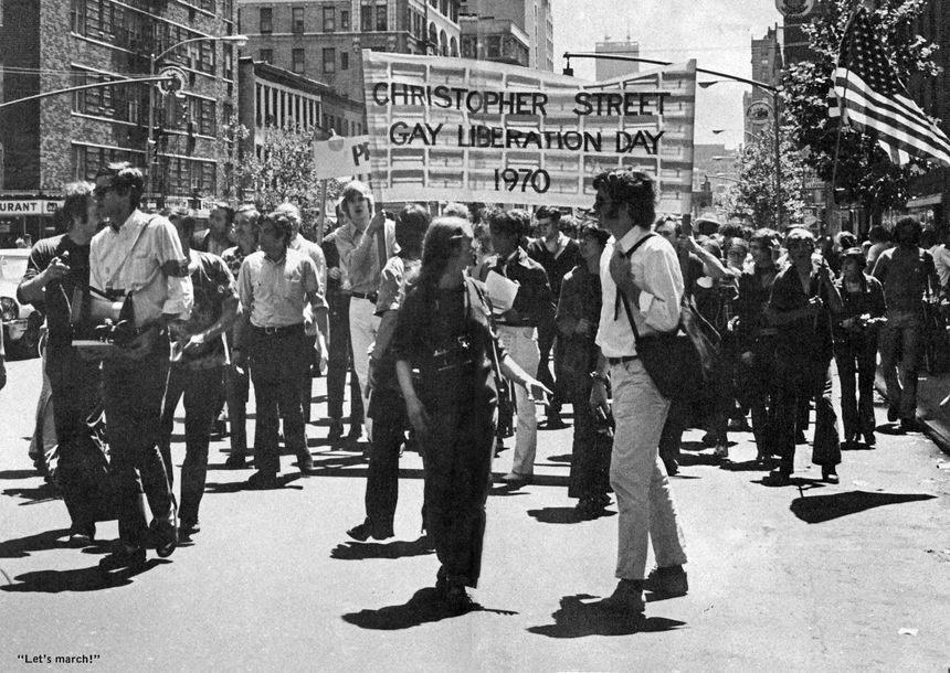 Fred Sargeant (à gauche, en chemise blanche et porte-voix dans les mains) lors de la première Gay Pride à New York en 1970