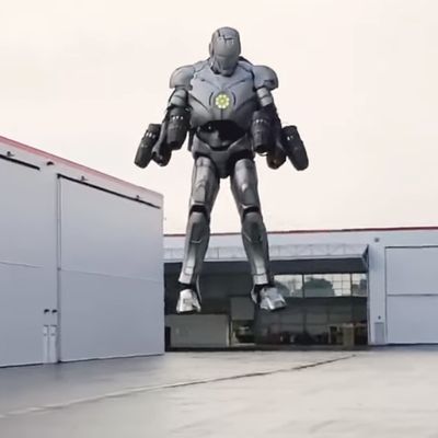 Adam Savage dans son armure d'Iron Man ( © Capture YouTube / CNet)