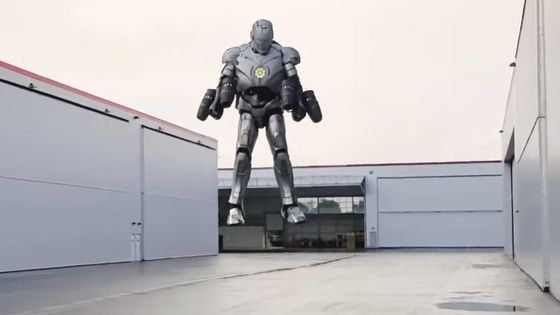Adam Savage dans son armure d'Iron Man ( © Capture YouTube / CNet)