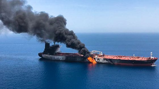Un tanker en feu après une attaque en mer d’Oman, le 13 juin 2019. ©AFP - ISNA