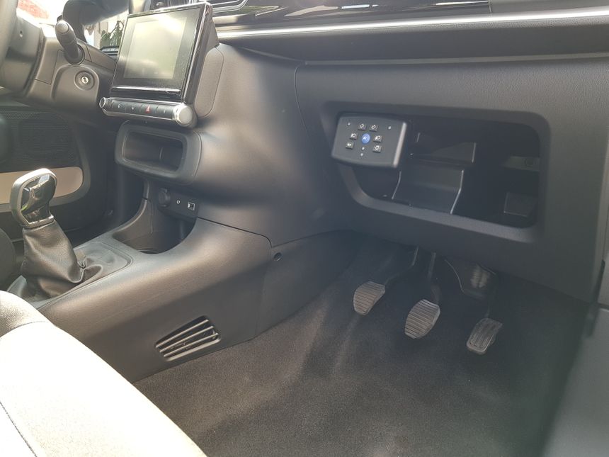 Les doubles commandes pour apprendre à conduire.