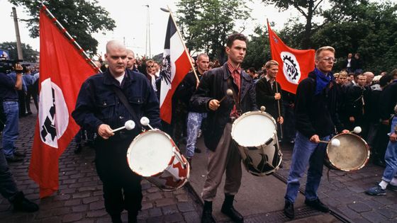 Défilé de néo-nazis dans les rues de Dresde le 15 juin 1991, Allemagne. ©Getty - Patrick PIEL/Gamma-Rapho