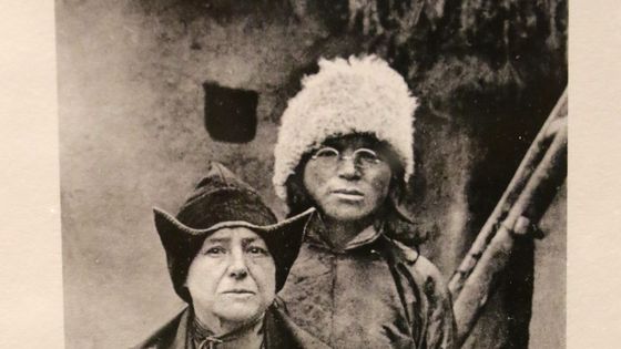 Photo de l'exploratrice Alexandra David-Néel avec son fils tibétain. ©Maxppp - Sylvestre
