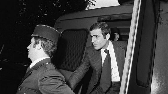 Pierre Goldman arrive au Palais de Justice d'Amiens, entouré de gendarmes, pour le sixième jour de son procès devant la Cour d'Assises de la Somme, le 03 mai 1976 ©AFP - AMIENS, FRANCE