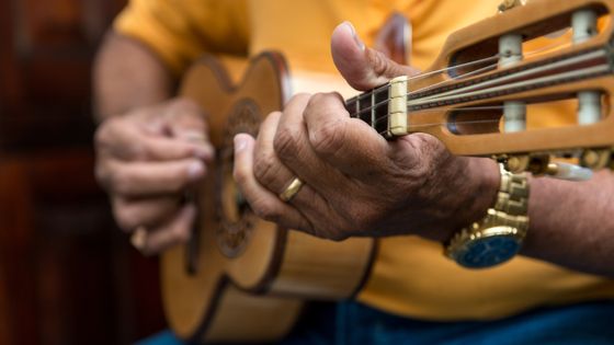 Mains d’un homme jouant du Choro sur un cavaquinho (Rio de Janeiro, Brazil) ©Getty - Igor Alecsander