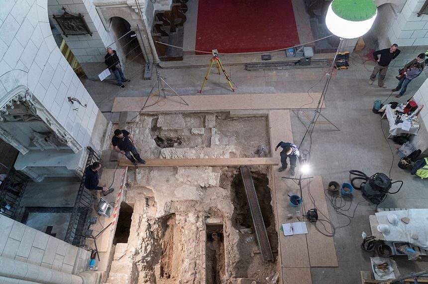Le site de fouilles de la tombe de Ludovico Sforza dans la collégiale Saint-Ours (Loches)