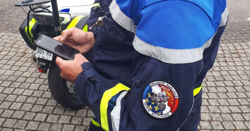 En quelques tapotements sur son smartphone, le motard peut vérifier si un conducteur est bien assuré ou non