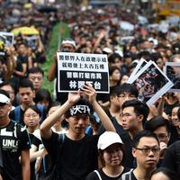 Des milliers de manifestants vêtus de noir prennent part à un nouveau rassemblement contre une proposition de loi controversée sur l'extradition à Hong Kong le 16 juin 2019.