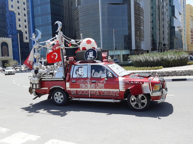 Bordé par un voisin désormais hostile, le Qatar est allé chercher plus loin ses alliés. En Turquie et en Iran, notamment.