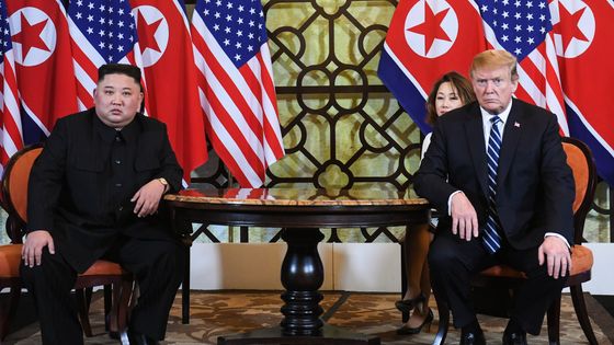Rencontre entre le président Donald Trump et le dirigeant nord-coréen Kim Jong-Un le 28 février 2019. ©AFP - Saul LOEB
