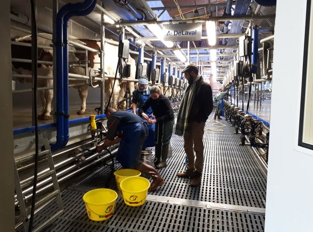 La salle de traite automatisée, avec des techniciens de l'Inra et Matthieu Bouchon (à droite)