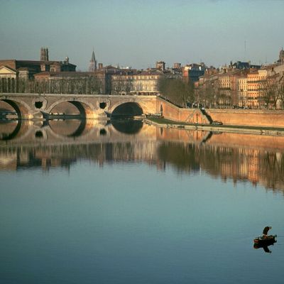 La ville rose, Toulouse, traversée par la Garonne, toutes deux magnifiées par Claude Nougaro