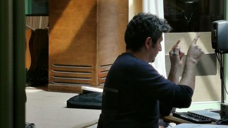 le compositeur à l'électronique dans le studio de Meudon