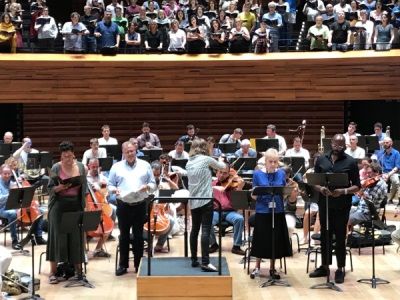 (De gauche à droite) Mary-Elizabeth Williams, Matthew Brook, Mirga Gražinytė-Tyla, Dame Felicity Palmer et Joshua Stewart en répétition avec l'ONF et le Chœur de Radio France