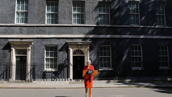 Devant le 10 Downing Street, Theresa May annonce sa démission du poste de Premier ministre le 24 mai 2019 à Londres. ©AFP - Tolga AKMEN