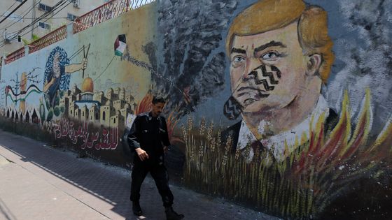 Fresque murale à Gaza à l’effigie de Donald Trump, cible de toutes les attaques depuis sa décision de transférer l’ambassade américaine de Tel Aviv à Jérusalem l’an dernier. ©AFP - MAJDI FATHI / NurPhoto