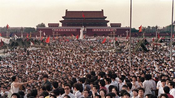 Photo prise le 2 juin 1989 sur la place Tiananmen lors d'une manifestation pro-démocratie à Pékin. Après sept semaines de protestations d'étudiants et de travailleurs réclamant des changements démocratiques et la fin de la corruption. ©AFP - CATHERINE HENRIETTE