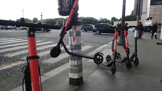 Treize opérateurs proposent des trottinettes en libre service dans Paris ©Maxppp - Olivier Boitet