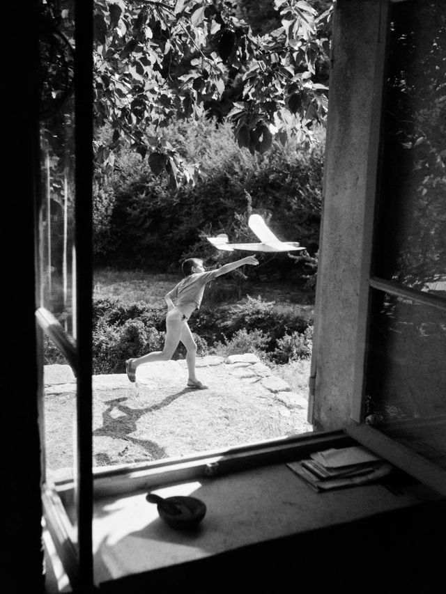 Willy Ronis, Vincent, model aircraft flyer, Gordes (Vaucluse), 1952