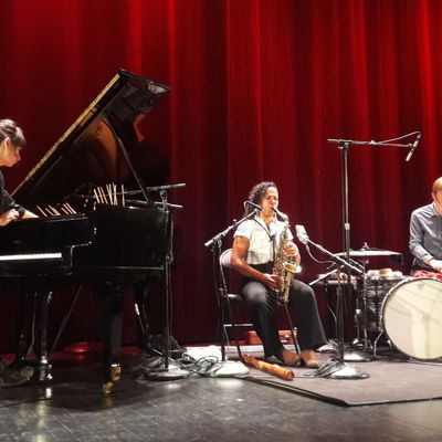 le trio Barbara Dang, Sakina Abdou et Peter Orins à l'Alliance française pour "A l'improviste"