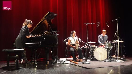 le trio Barbara Dang, Sakina Abdou et Peter Orins à l'Alliance française pour "A l'improviste" ©Radio France - Soizic Noël