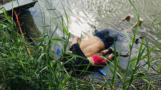 Cette photo terrible montre les corps d'une petite fille de 23 mois et de son père, migrants du Salvador, noyé à la frontière mexicaine. ©AFP - STR