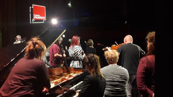 Des musiciens improvisant collectivement à l'Alliance française