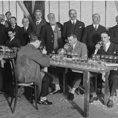 Concours de dégustation de vins à l'école des sommeliers, rue des martyrs. Photo Agence Rol