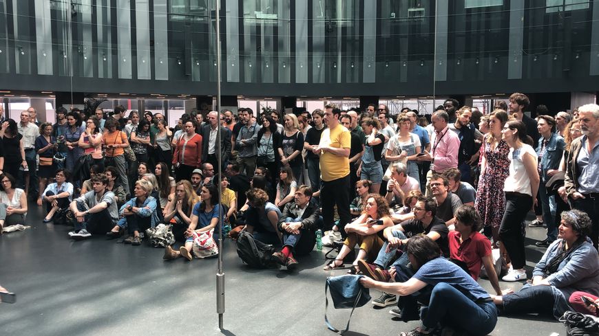 400 à 500 salariés étaient réunis en assemblée générale ce mardi dans l"agora de la Maison de la Radio