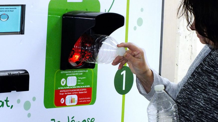 En France, seules six bouteilles en plastique sur dix sont collectées ; le gouvernement espère améliorer la collecte grâce à la consigne.