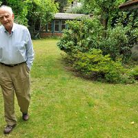 Michel Serres chez lui à Vincennes en 2012.