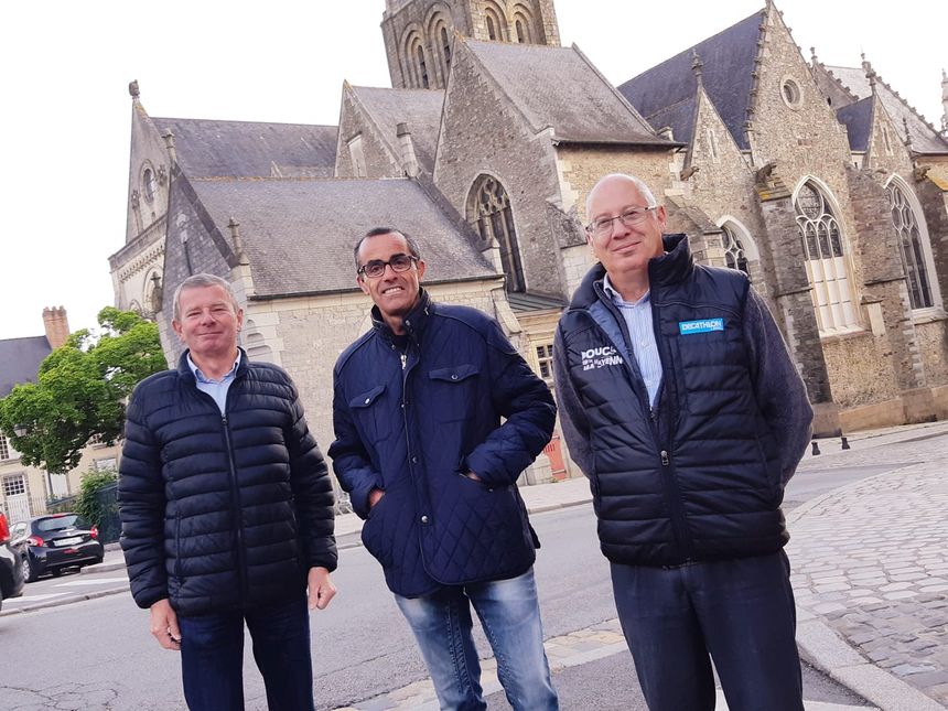 L'arrivée des Boucles dimanche devant la cathédrale de Laval.