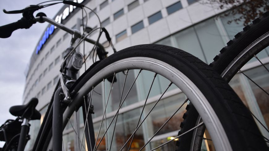 Un vélo devant la maison de la radio, à Paris (mars 2019)