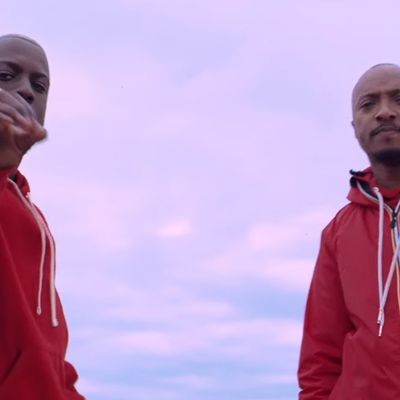 Bramsito et Soprano dans le clip "Millions De Mélos"