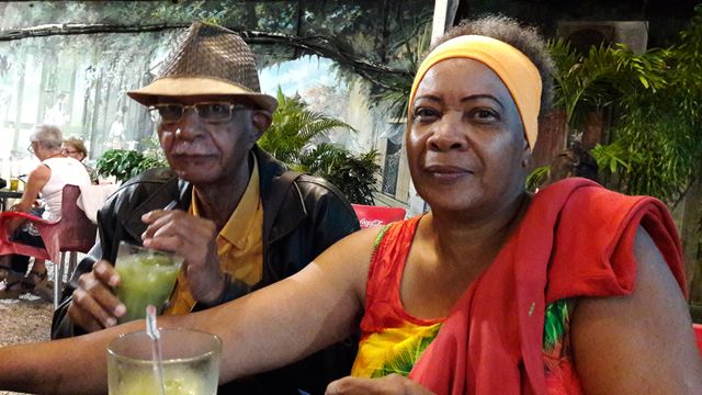 Élie et Nora Stephenson militent depuis près de 20 ans contre les mines en Guyane. Ils organisent une fête samedi place des palmistes pour l'enterrement de la Montagne d'Or.