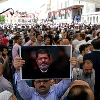 Un homme tient une photo du président égyptien Mohamed Morsi le 18 juin 2019 à la mosquée Fatih à Istanbul.