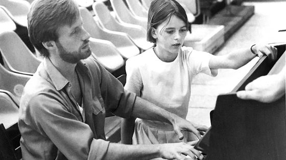 Donatienne Michel Dansac tournant les pages du pianiste Lawrence Skrobacs à l'âge de 14 ans - Donatienne Michel Dansac