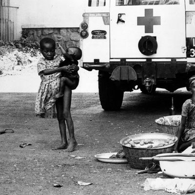 Jeunes Biafrais devant un camion de la Croix-Rouge, au Biafra, en 1968