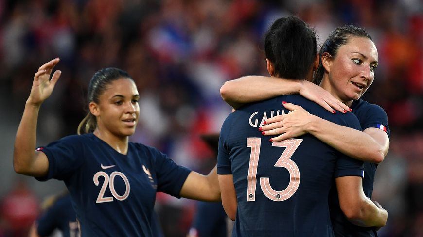 Pour Gaëtane Thiney (à droite sur la photo), milieue des Bleues, la situation des femmes et des hommes n'est pas forcément "comparable"