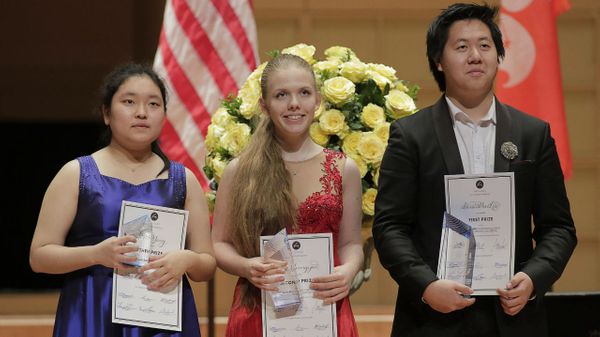 Jiwon Yang (3e) Eva Gevorgyan (2e) Shuan Hern Lee (1er)