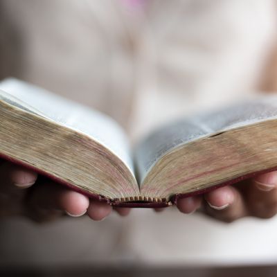 Une femme lisant la Bible