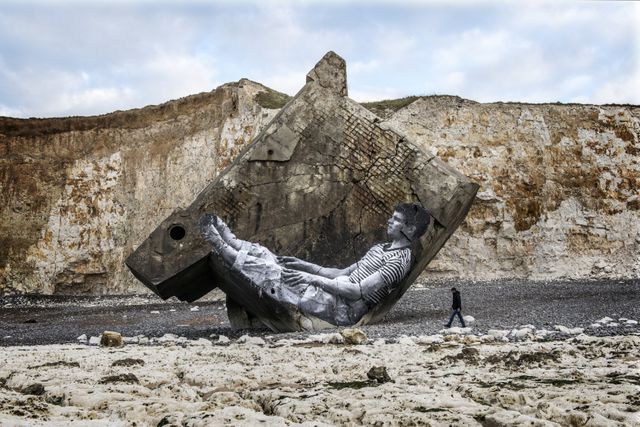 La photo de Guy Bourdin prise en 1954 et collée sur un bunker à Saint-Aubin-sur-mer.