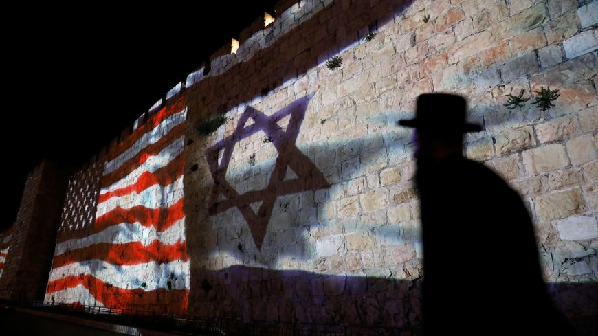 Les Etats-Unis sont arrivés au Proche-Orient après le départ des Britanniques et des Français et l’échec de Suez, en 1956. Ils restent plus que jamais un soutien inconditionnel d'Israël.
