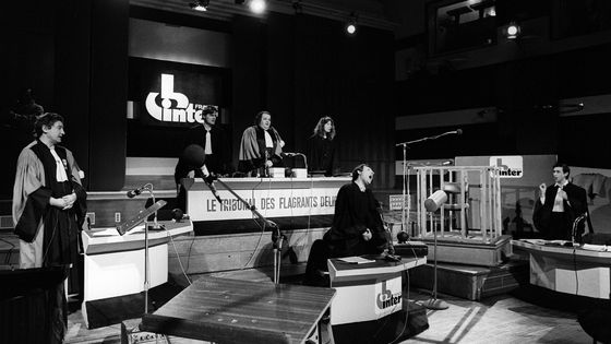 Photo prise à Paris d'une vue générale du studio de la Maison de la Radio le 03 décembre 1980 pendant l'enregistrement de l'émission de France-Inter "Le tribunal des flagrants délires" présidé par Claude Villers. ©AFP - ALAIN BOURRO