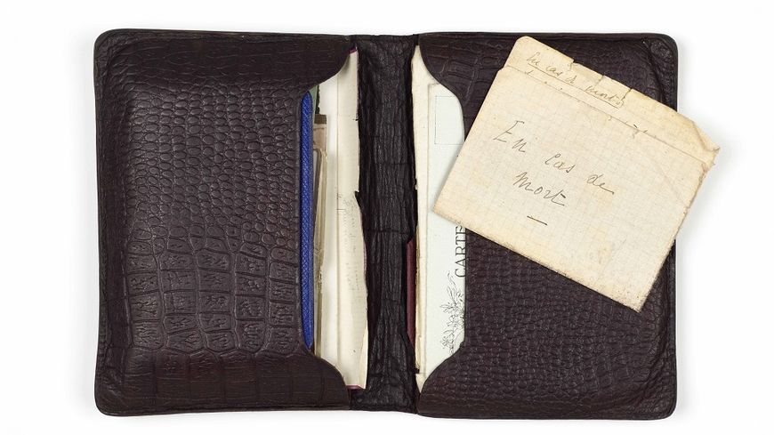 Maurice, René et Pierre Charoy Portefeuille (31 juillet 1914 - 20 juillet 1917) contenant les lettres adressées à leur mère et leurs dernières volontés, trouvé près du corps de Pierre Charoy Musée de l’Armée Photo